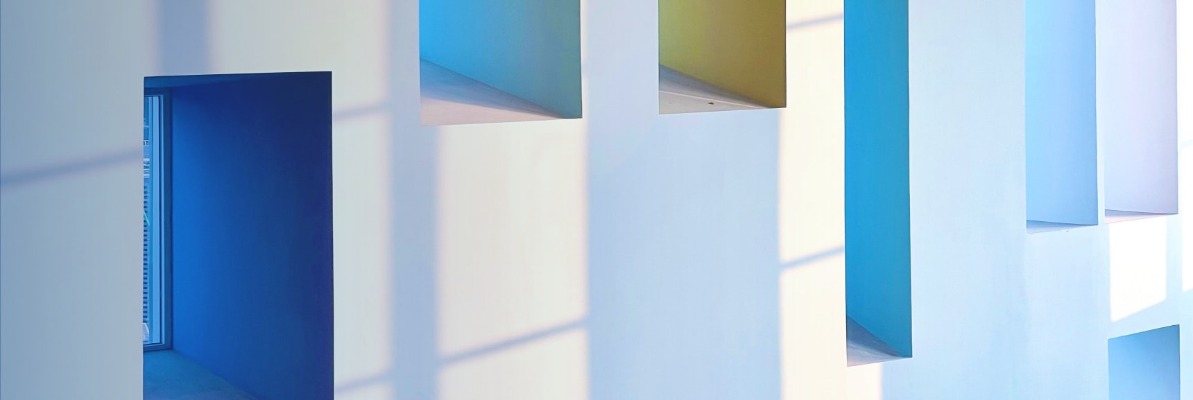 Molecule-scale Resolution and Dynamics in Fluorescence Microscopy